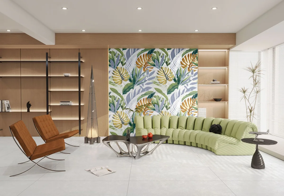 Sala con pared de motivos vegetales y sofá verde sobre un piso blanco veteado.